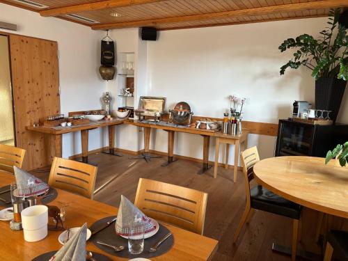 Posezení v ubytování Hotel Garni Postigliun Andiast