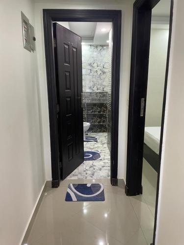 Un baño con una puerta que conduce a un baño con inodoro. en One bedroom apartment in SHARM HILLS, Sharm-El-Sheikh, en Sharm El Sheikh