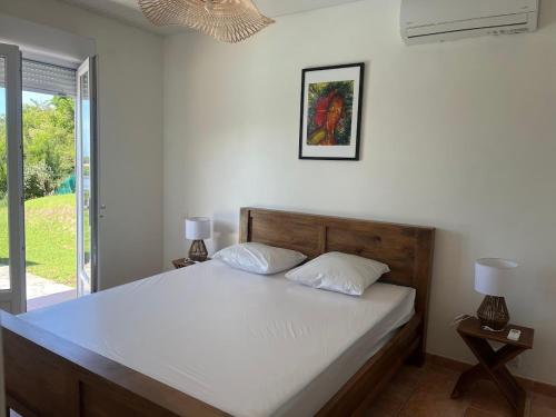 Ένα ή περισσότερα κρεβάτια σε δωμάτιο στο Villa le Rocher - Sea View - Le Diamant