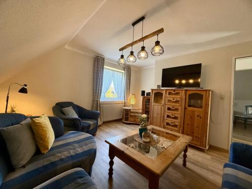 ein Wohnzimmer mit einer Couch und einem Couchtisch in der Unterkunft Ferienhaus Blinkfuer in Neuharlingersiel