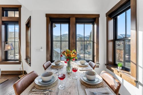 布雷肯里奇Aurum Condo - 1 BR with Mtn Views, Steps from Main St的一间有桌椅和窗户的餐厅