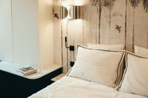 a bedroom with a bed with a headboard and a lamp at La Villa Maurice in Brussels