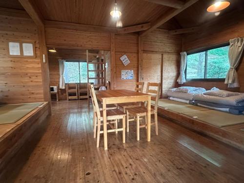une pièce avec une table, des chaises et un lit dans l'établissement Sky Lodge Gingamura - Vacation STAY 84333v, à Shironita