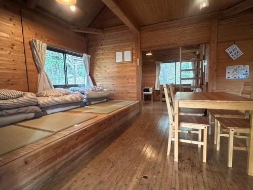 une cabane en rondins avec une table et une salle à manger dans l'établissement Sky Lodge Gingamura - Vacation STAY 84333v, à Shironita