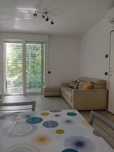 un salon avec un canapé et une table dans l'établissement A casa di ANDREA - 25 MINUTI DAL DUOMO, à Sesto San Giovanni