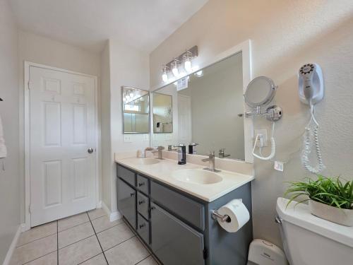 ein Badezimmer mit Waschbecken und Spiegel in der Unterkunft Newly Listed Family Friendly Fontana House in Fontana