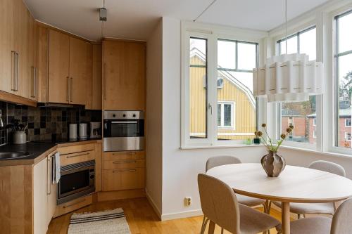 Η κουζίνα ή μικρή κουζίνα στο Cozy & Bright Studio Apartment in Lidingö