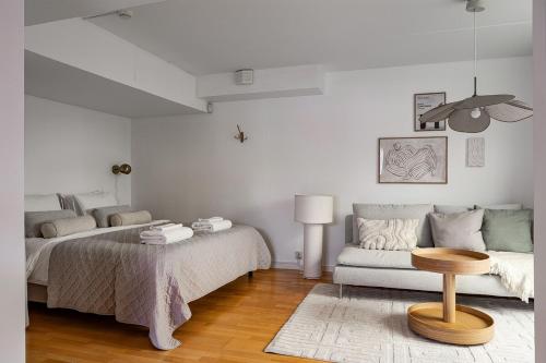 Ένα ή περισσότερα κρεβάτια σε δωμάτιο στο Cozy & Bright Studio Apartment in Lidingö