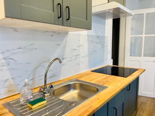 Kuchyň nebo kuchyňský kout v ubytování Cosy Immo Key - Chambly Persan Roissy