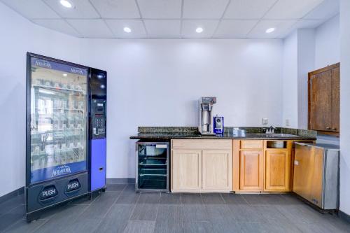 eine Küche mit Spüle und Getränkeautomat in der Unterkunft Capital O Travelers Inn Lawton Fort Sill in Lawton