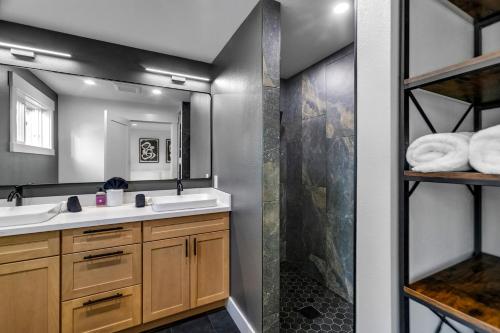 ein Badezimmer mit Waschbecken und Dusche in der Unterkunft Sunny 3BR Retreat Near Everett Waterfront in Everett