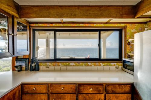 une cuisine avec une grande fenêtre donnant sur l'océan dans l'établissement Whale Watch and Relax Fireside Puget Sound Gem!, à Keystone