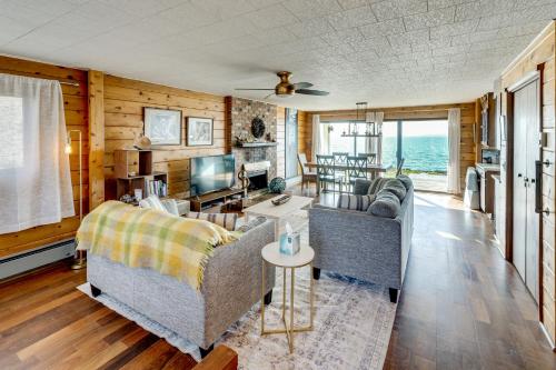 un salon avec deux canapés et une télévision dans l'établissement Whale Watch and Relax Fireside Puget Sound Gem!, à Keystone