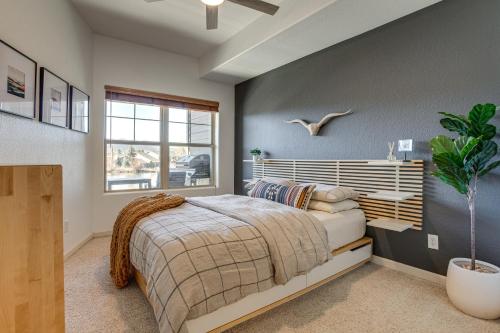 Postel nebo postele na pokoji v ubytování Walkable Condo 5 Mi to Winter Park Resort!