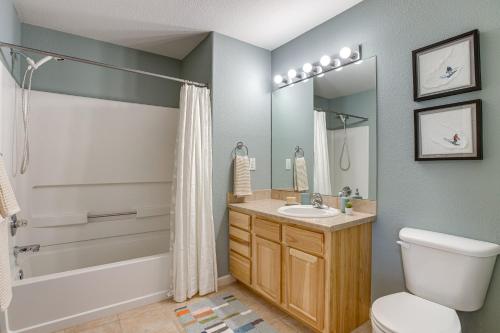 Koupelna v ubytování Walkable Condo 5 Mi to Winter Park Resort!