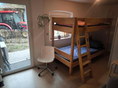 En eller flere senge i et værelse på Simple 2-Person Apartment near Altdorf