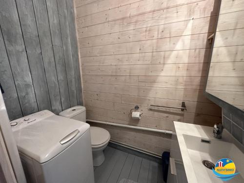 a small bathroom with a toilet and a sink at Sea View in Quend-Plage