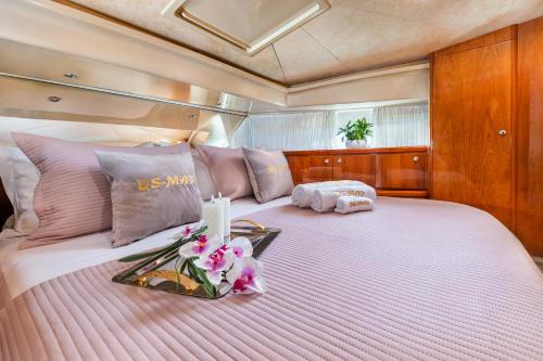 un grande letto con un vassoio di fiori sopra di DS MAI Sailing ad Atene