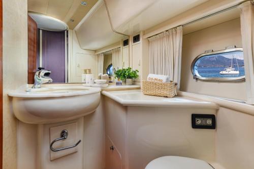 un bagno con lavandino, WC e specchio di DS MAI Sailing ad Atene