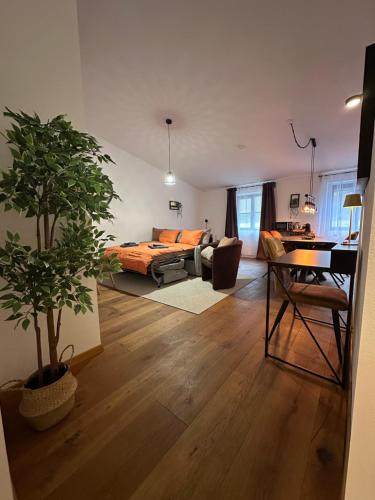 uma sala de estar com uma cama e uma mesa com uma planta em Topspot Wallis 30 min nach Zermatt oder SaasFee em Stalden