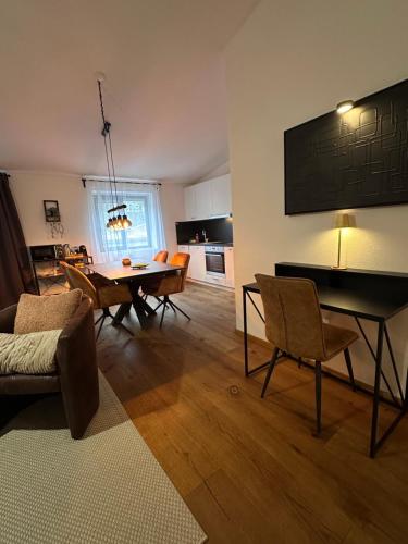 uma sala de estar com uma mesa e uma sala de jantar em Topspot Wallis 30 min nach Zermatt oder SaasFee em Stalden