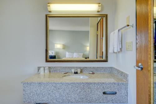 Koupelna v ubytování Capital O Travelers Inn Lawton Fort Sill