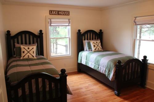 Postel nebo postele na pokoji v ubytování The Cottage At The Lake - Green River Lake