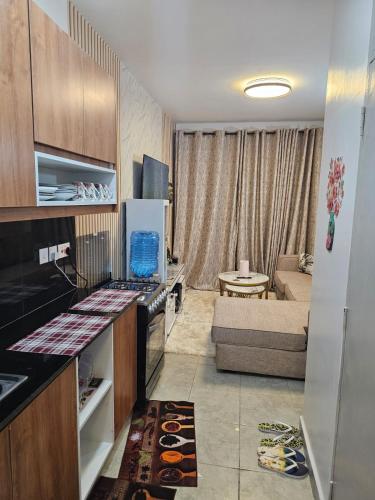 cocina pequeña y sala de estar con sofá en Neriah paradise, en Nairobi