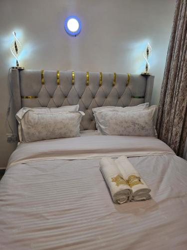 Una cama con dos toallas encima en Neriah paradise, en Nairobi