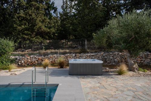 Bazén v ubytování Villa The Pines- Jaccuzi - Private Pool - 7 minutes from the beach nebo v jeho okolí