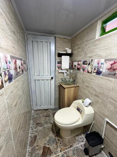 Ένα μπάνιο στο Casa hostal Disney