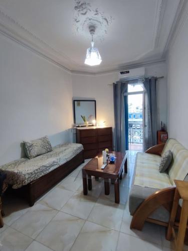 a living room with a couch and a coffee table at Charmant studio au cœur dAlger in Alger
