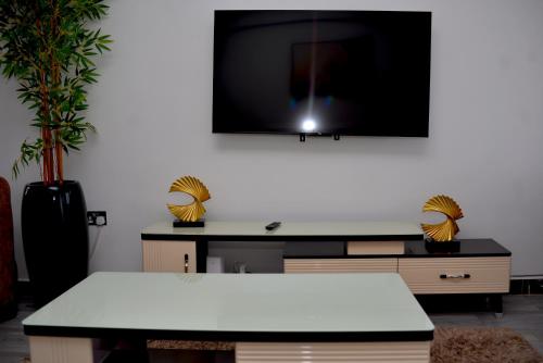 Μια τηλεόραση ή/και κέντρο ψυχαγωγίας στο Bomani -4 Summerlake