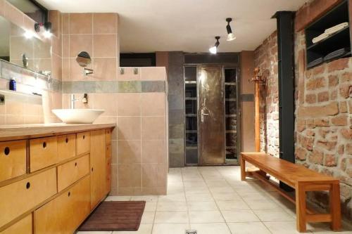 ein Badezimmer mit Waschbecken und Holzbank in der Unterkunft Ferienhaus In Walscheid Mit Terrasse, Grill in Walscheid