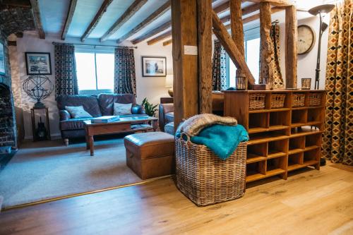 ein Wohnzimmer mit einer Couch und einem Sessel in der Unterkunft Abbey Gate Cottage, Faversham Near to Whitstable in Kent