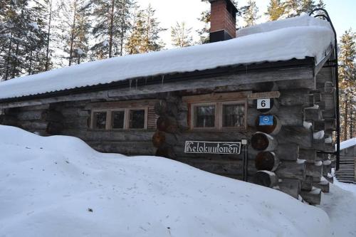 ein Blockhaus mit Schnee darüber in der Unterkunft Ferienhaus für 6 Personen ca 50 m in Vuostimo, Finnisch-Lappland Pyhä-Luosto in Vuostimo