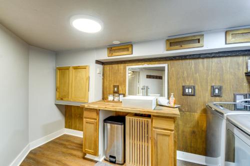 Köök või kööginurk majutusasutuses Peaceful Patio View! Waterfront Puget Sound Unit