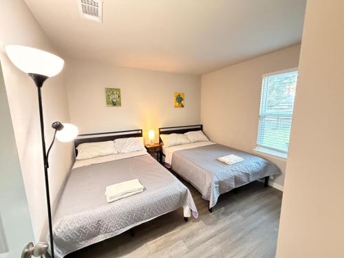 Ένα ή περισσότερα κρεβάτια σε δωμάτιο στο Modern Home with Spacious Yard in Houston