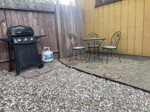 Ein für Gäste verfügbarer Grill im Ferienhaus