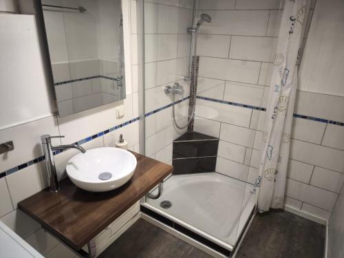 Et badeværelse på Simple 2-Person Apartment near Altdorf