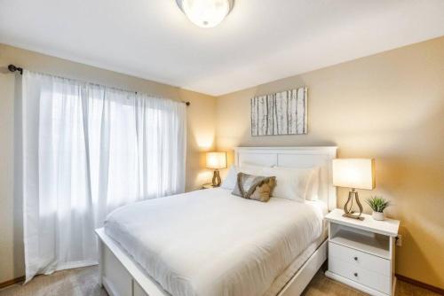 Postel nebo postele na pokoji v ubytování Serene Craftsman Near Boeing Everett
