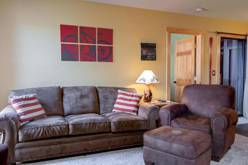 Overlook Athletic Club HeliportBase 9 Aprés Ski Condo: Stroll To Slopes, Downtown的客厅里有一张沙发和两把椅子