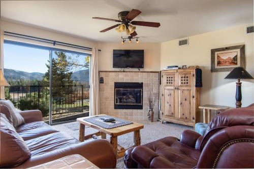 Χώρος καθιστικού στο Lake Forest Shoreview Condo: Fantastic Views