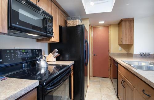 Η κουζίνα ή μικρή κουζίνα στο Lake Forest Shoreview Condo: Fantastic Views