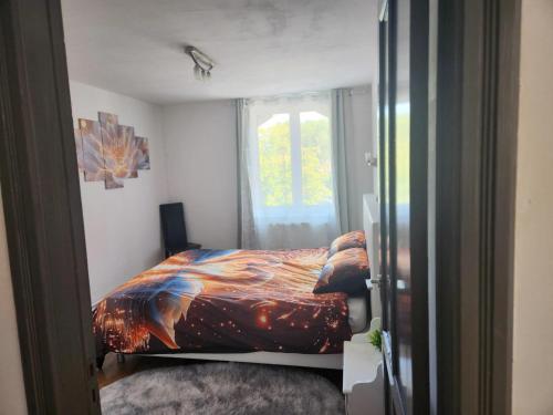 Postel nebo postele na pokoji v ubytování Spacious House in Brunehaut with Lake View