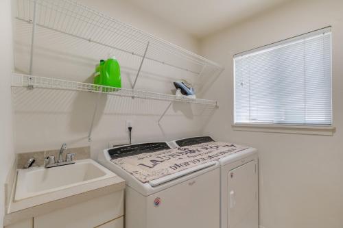 Kuchyň nebo kuchyňský kout v ubytování Spacious Home 5 Mi to Historic Downtown Sumner