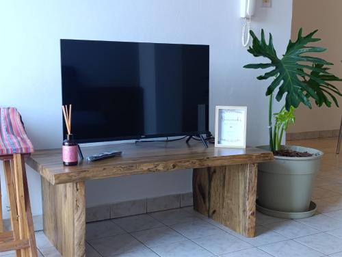 a television sitting on top of a wooden table at Numa Casa Temporal in Eldorado
