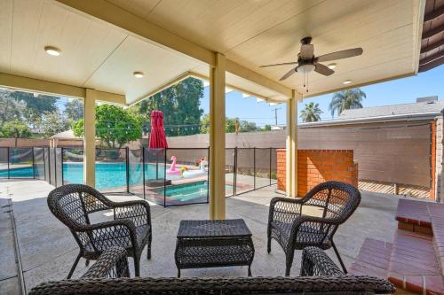 Foto Riverside’is asuva majutusasutuse Hot Tub - Pool - FirePit - GameRoom - Sleeps 12! galeriist