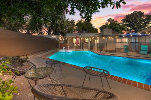 Foto Riverside’is asuva majutusasutuse Hot Tub - Pool - FirePit - GameRoom - Sleeps 12! galeriist