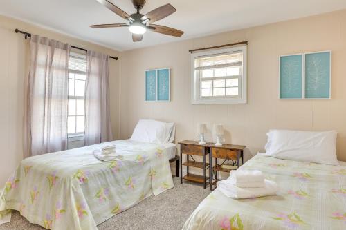 zwei Betten in einem Zimmer mit zwei Fenstern in der Unterkunft Quiet home base in the heart of Boardman! in Boardman